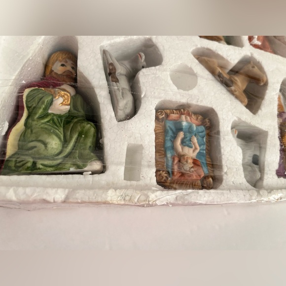 CHRISTMAS DISPLAY OF VINTAGE NATIVITY SCENE ~ 10 PIECES - Picture 4 of 12